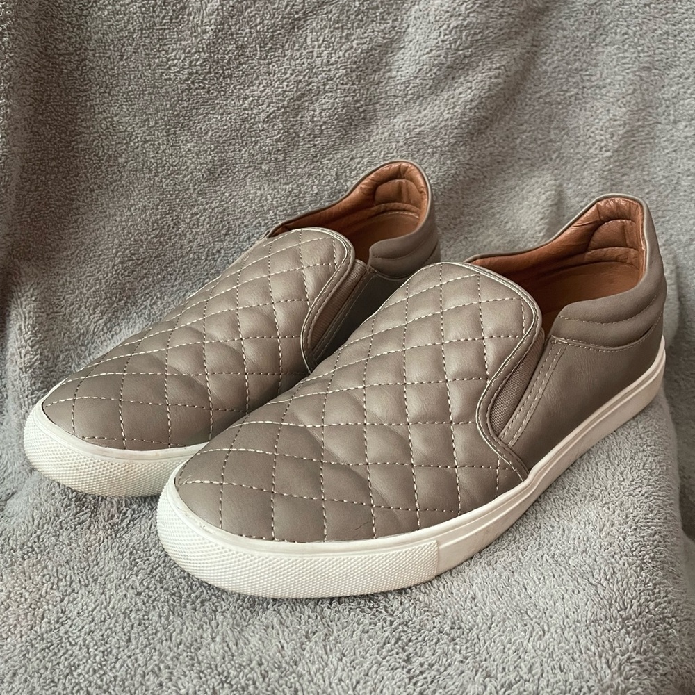 Steve Madden Size 11 Wide Slip on Taupe Quilted Faux Leather Shoes